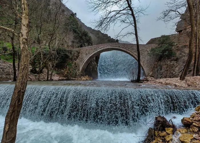 By The River Near Meteora Vilă