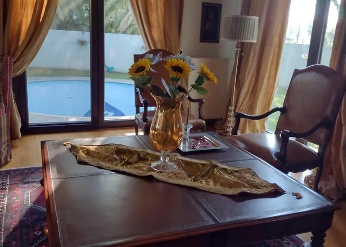 By The River Near Meteora Vilă