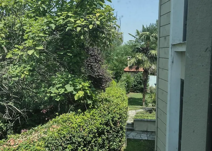 By The River Near Meteora Vilă