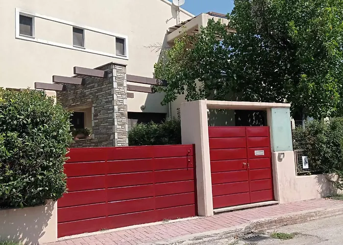 By The River Near Meteora Vilă