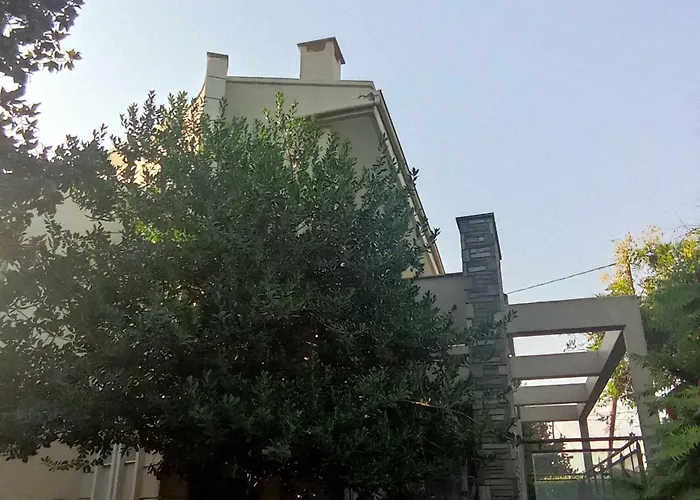 By The River Near Meteora Vilă