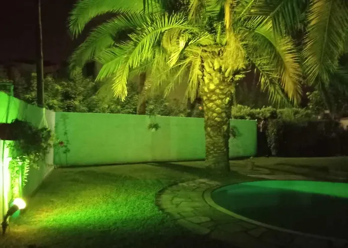 By The River Near Meteora Vilă